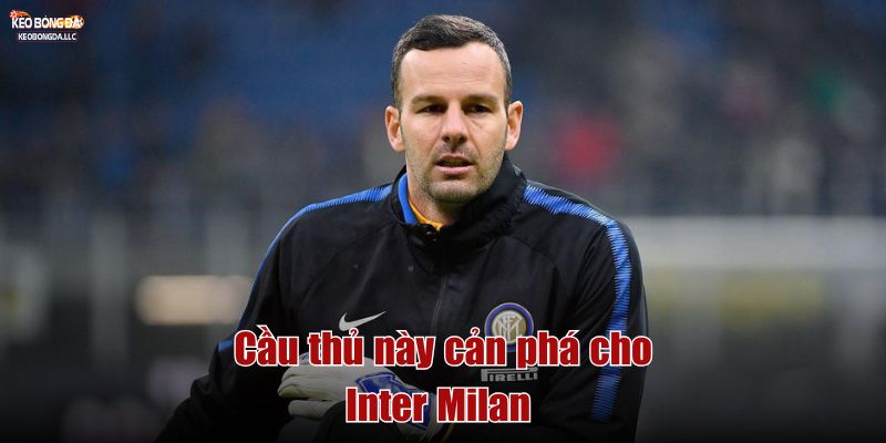 Cầu thủ cản phá cho Inter Milan