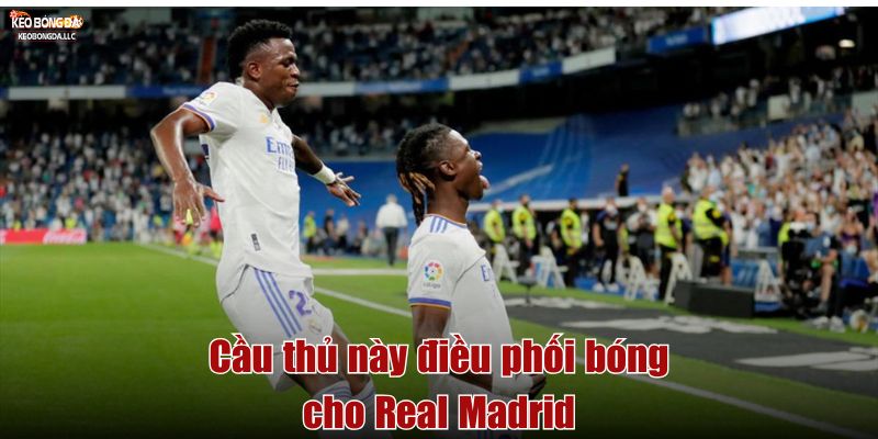 Điều phối bóng cho Real Madrid