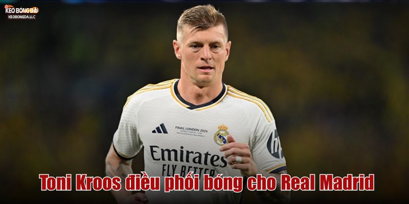 Toni Kroos điều phối bóng cho Real Madrid